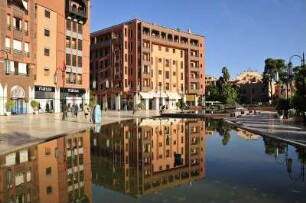 Wohnhäuser spiegeln sich im Wasserbecken : Im Zentrum des Stadtviertels Hivernage von Marrakesch sind moderne Wohn-und Geschäftshäuser entstanden. Aufgenommen am 07.11.2008