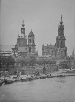 Dresden, Blick von der Carolabrücke auf Dampferanlegestelle, Brühlsche Terrasse und Hofkirche : Terrassenufer, Dampferanlegestelle