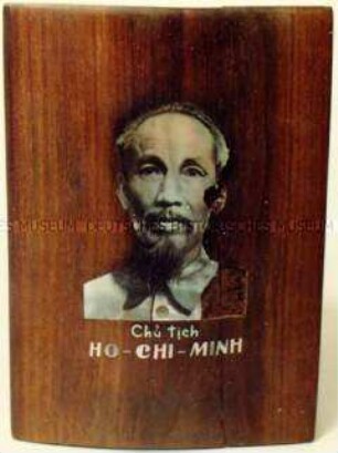 Holzbild mit Porträt Ho Chi Minhs
