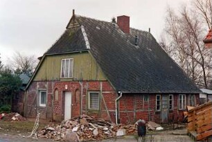 Beektwiete 3: giebelständige Fachwerkkate: Straßenfront ehemaliger Wirtschaftstrakt, mit Umbauten, oben Verbretterung, Giebelzier, Eulenlöcher: Traufseite mit Eingangstür, rechts Wohntrakt: davor Bauschutt