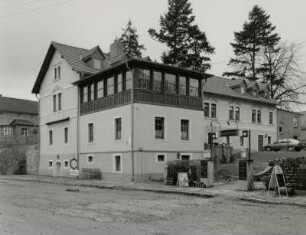 Gasthof "Silberdiele" : Liegau-Augustusbad. Gasthof "Silberdiele" (ehemaliges Rittergut), Hauptstraße 71. Straßenansicht mit Anbau