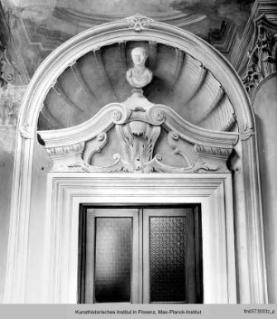 Galerie mit Architekturmalerei : Freskendekoration mit Architekturmalerei und allegorischen Figuren