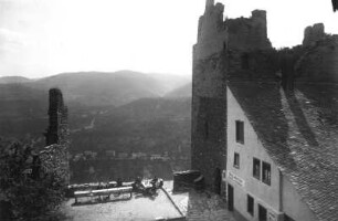 Burgruine Liebenstein : Kamp-Bornhofen. Burgruine Liebenstein (14. Jahrhundert). Blick über den Hof nach Südwesten zum gegenüberliegenden Rheinufer gegen Hunsrück