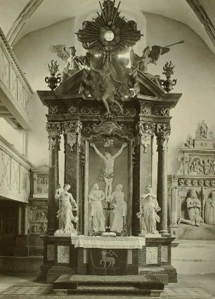 Altar : Altar. Sandstein (um 1730). Dresden-Leubnitz, Dorfkirche