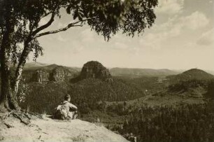 Sächsische Schweiz. Blick vom Winterstein (Hinteres Raubschloß) mit Wanderer nach 0sten. Von links nach rechts: Kan-Stein, GroßerTeich-Stein, Hochhübel