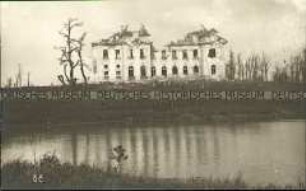 Zerstörtes Schloß, davor Soldatengräber (Belgien?)