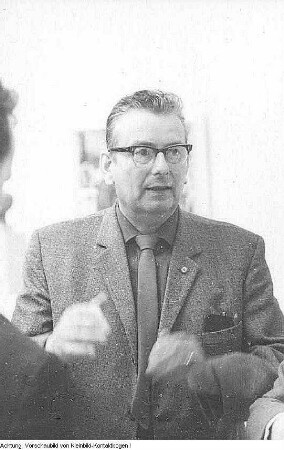 Paul Michaelis, Kunstmaler und Hochschullehrer in Dresden, während seiner Arbeit und im Gespräch mit dem Generaldirektor der Dresdner Museen, Max Seydewitz, 1962