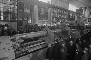 Messebesucher in der tschechoslowakischen Ausstellungshalle vor einer Präsentation von technischen Anlagen/Bohrtechnik (?)
