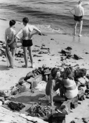 Hamburg. Elbestrand bei Teufelsbrück. Ein Paar hat sich ein Privat-Geviert aus Trümmersteinen geschaffen - Ausdruck der heilen Welt. Aufgenommen 1951
