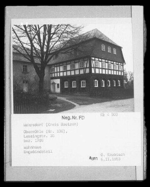 Sohland an der Spree-Wehrsdorf, Lessingstraße 35. Obermühle ((einst Nummer 136); bezeichnet 1786). Wohnhaus (Umgebindehaus). Hofansicht (Eingangsseite)