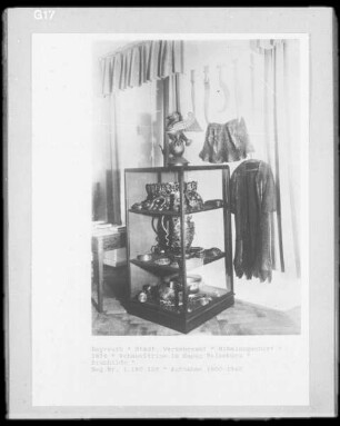Schauvitrine im Hapag-Reisebüro mit "Nibelungenhort"