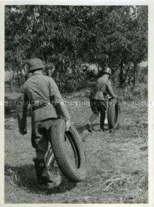 Soldaten tragen Reifen