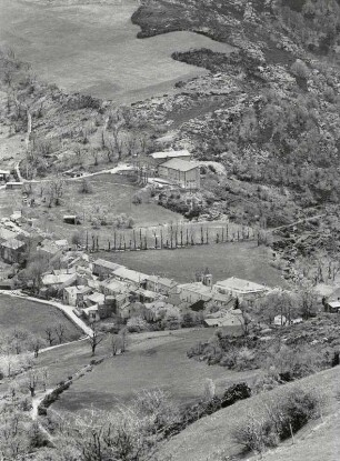 Landschaft der Cevennen mit dem Dorf Pompidou
