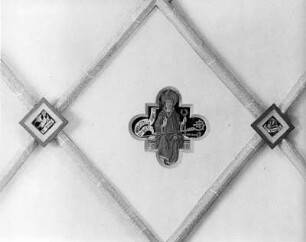 Gewölbeschlußsteine mit Evangelistensymbolen Johannes und Marcus, dazwischen Deckenbild mit Bischof