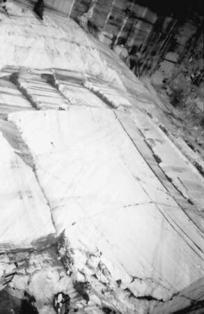 Ruscita: Riesige Marmorwand