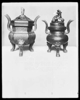 Chinesisches Räuchergefäß mit geschwungenen Henkeln und Deckel, darauf ein stilisierter Kopf (links)