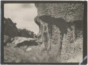 Lochverwitterung in einer Schlucht der Vulkantafel westlich von Curahuara de Carangas