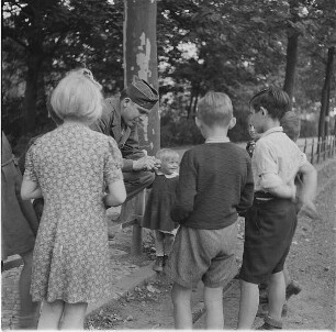 Soldat im Gespräch mit Kindern