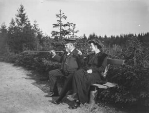 Elfriede Apel mit ihrem Vater Viktor Hedenus auf einer Bank sitzend