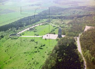 Gedenkstätte Buchenwald bei Weimar : Mahnmal mit Glockenturm, Blickrichtung Westen