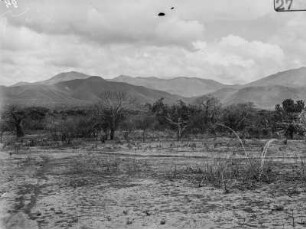 Landschaft : Blick über eine Ebene auf die bergige Landschaft
