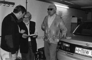 Allgemeiner Deutscher Automobil-Club e. V. ADAC: Straßenwachtfahrer Uwe Broda: Einsatz bei Johanna Frommann und Herbert Frommann in Hamburg-Volksdorf: mit Pkw in Garage: 27. Januar 1999