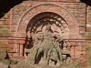 Kaiser Barbarossa im Kyffhäusergebirge : Unterhalb des Kyffhäuser-Monumentaldenkmals sitzt der in Stein gehauene Kaiser Barbarossa, aufgenommen am 28. April 2012