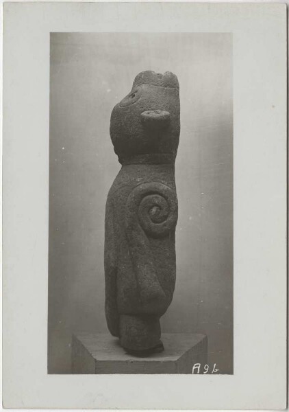 "Steinfigur eines tanzenden Affen mit Armringen und Schneckenbrustschmuck des Macuilxochitl (?) Material: Tezontli. Höhe 27 cm."