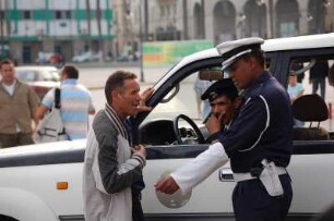 Hauptstadt Tripolis : Bewaffneter Verkehrspolizist und Taxifahrer am "Grünen Platz" im Zentrum der libyschen Hauptstadt Tripolis, aufgenommen 2006