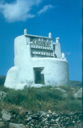 Tins (Insel). Chora. Ein zum Taubenturm umgebauter ehemaliger Turm einer Mühle