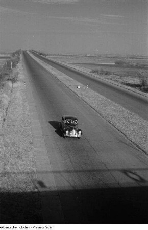 Blick von oben auf einen fahrenden BMW 340 auf der Autobahn