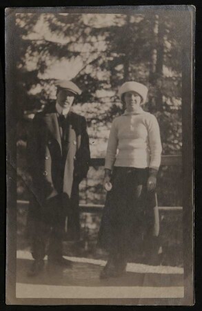 Hofmannsthal und Grete Wiesenthal mit Mantel und Mütze im Winter vor einem Geländer stehend