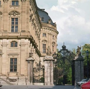 Würzburger Residenz. Außenansicht. Blick auf ein verziertes Eingangstor