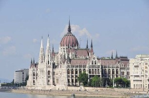 Budapest - Parlamentsgebäude am Donauufer : Das Parlamentsgebäude steht am Donauufer. Aufgenommen in der City von Budapest am 13. Juni 2011