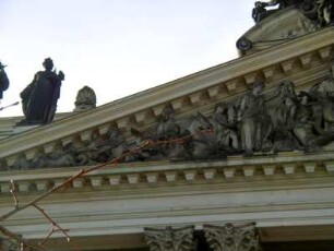 Ausstellungsgebäude, Giebelfeld, Ausschnitt: Saxonia empfängt die Huldigung der Künste