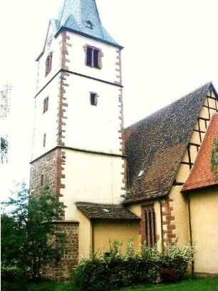 Ansicht von Südosten über Kirchturm (Kerngeschosse Frühgotisch auf Vorgänger - Obergeschosse nach 1460 erneuert) sowie im Kern Gotischem Langhaus