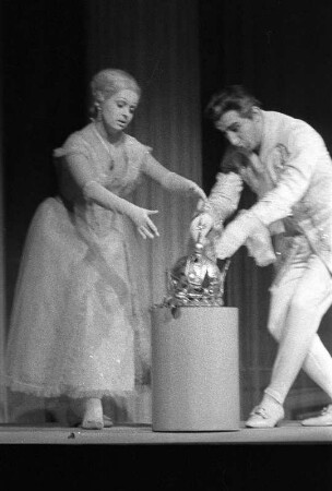 Szenenbilder aus "Leonce und Lena", Kammeroper von Kurt Schwaen nach dem Lustspiel von Georg Büchner. Staatsoper Berlin im Apollo-Saal, Uraufführung 15.10.1961