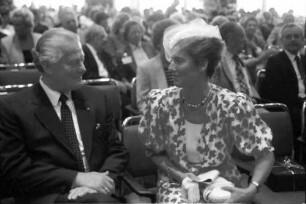 40. Tagung 1990 Mediziner: Sitzreihe Ehrengäste; Ministerpräsident Streibel, Gräfin Sonja Bernadotte