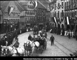 Einzug des Herzogs Johann Albrecht von Mecklenburg in Wolfenbüttel Enthält: Das Herzogspaar fährt mit einer Kutsche durch die Krambuden, Zuschauer