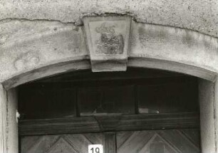 Roßwein, Kreuzplatz 19. Ehem. Spital (Wohnhaus, 1808).Portalabschluß mit Schlußstein mit Inschrift "Aus Liebe 1808"
