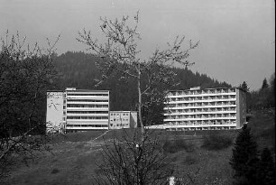 Blick von der Schule auf die Neubauten des Sanatoriums Wehrawald in Todtmoos