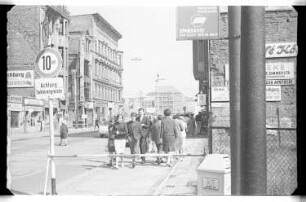 Kleinbildnegativ: Am Checkpoint, Friedrichstraße, 1963