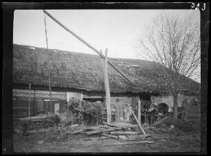 Melaschaizy (=Milašaitis, Litauen): Schwingbrunnen und 2 Pferdegespanne vor einem großen reetgedeckten Holzhaus ("Wirtschaftshof der 4. Kavallerie-Brigade")