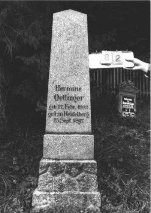 Grabstein 82 (Index: 100106493) Material: heller Granit Maße HxBxT: 160x38x29 cm Beschreibung: obeliskenartige Stele, getreppter Sockel: Grabstein 82