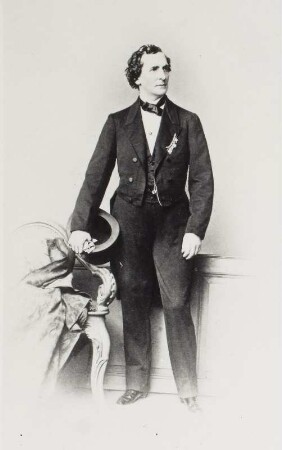 Porträt Emil Devrient (1803-1872; Schauspieler). Albuminabzug auf Karton (Carte-de-visite mit Atelieraufdruck verso)