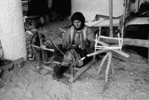 Bukarest: Ausstellung, Weben: Frau an der Spindel