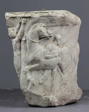 Bruchstück von einem zylindrischen Relief