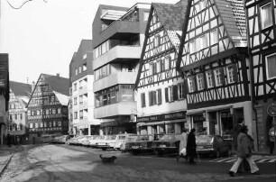 Nagold: Straße mit Fachwerkhäusern und modernem Betonbau