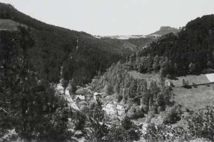 Krippen, Ortsansicht : Krippen. Ortsteil im Liethenbachental. Blick nach Südwesten gegen Papstdorf und Papststein