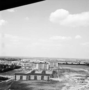 Klosterbergen: Blick vom Sachsenwald-Hochhaus Richtung Norden: links oben Gerüstteil: hinten links und Mitte Punkthäuser und Wohnblocks an Bogenstraße / Berliner Straße nach Fertigstellung: dazwischen Reihenhäuser: im Hintergrund neues Gewerbegebiet Reinbek/Glinde/Schönningstedt